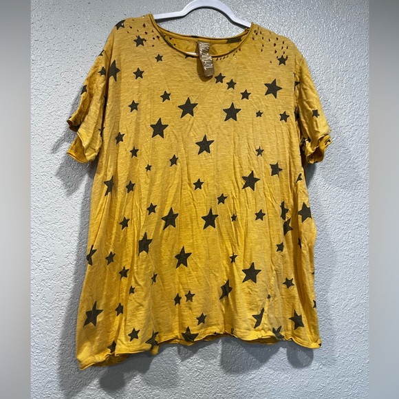 Magnolia Pearl Yellow Star Print Tee - Picture 1 of 2